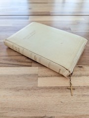 Holy Bible Red Letter Edition Zip Around White Leather