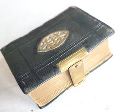 1870s BIBLE in ENGLISH – POCKET SIZE w/ BOOK of PRAYER antique NEW TESTAMENT