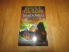 A Black Hat Thriller Ser.: Shadowed by Karen E. Olson (2017, UK-Trade Paper)