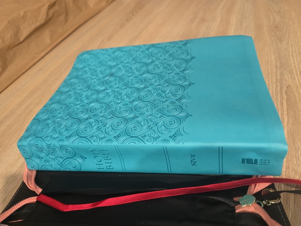 Zondervan Large Print NIV HOLY BIBLE leathersoft turquoise With Zip Open Case