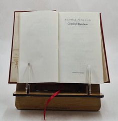 Gravity’s Rainbow (Classics Deluxe Edition): (Penguin Cl [PREMIUM LEATHER BOUND]