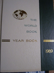 The World Book Yearbook 1989, 576 pages