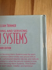 UNDERSTANDING AND SERVICING ALARM SYSTEMS By Trimmer H. William B.s. – Hardcover