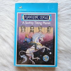 A Swiftly Tilting Planet (International Edition) – Madeleine L’Engle – Accep…
