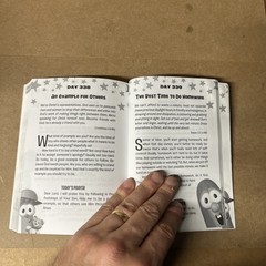 God Loves Me!: 365 Daily Devos for Boys (VeggieTales (Big Idea)) – GOOD