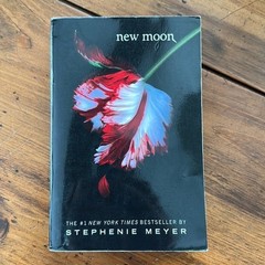 New Moon by Stephenie Meyer – First Paperback Edition