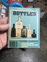 POCKET GUIDE to BOTTLES 128 PAGES by Dot & Carlos Sellari 1978