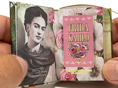Frida Kahlo miniature book in spanish easy to read lujo pasta dura 440 paginas