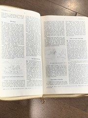Vintage Good News Bible 1976 White Cover w/ Gold Zipper Zips Closed