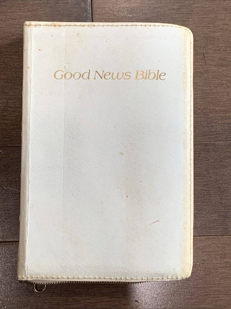 Vintage Good News Bible 1976 White Cover w/ Gold Zipper Zips Closed