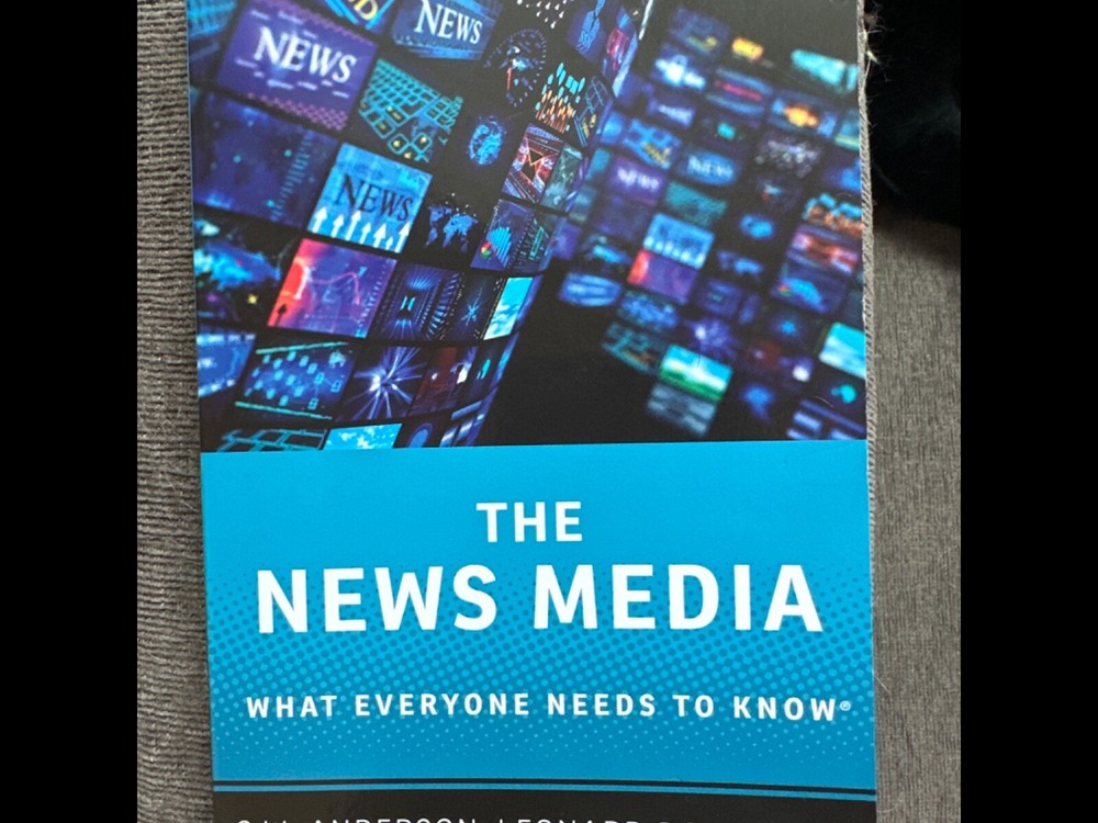 What Everyone Needs to Know® Ser.: The News Media : What Everyone Needs to Know®