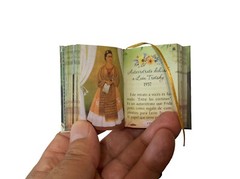 Frida Kahlo miniature book in spanish easy to read lujo pasta dura 440 paginas