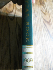 The World Book Yearbook 1989, 576 pages