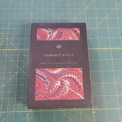 CROSSWAY COMPACT HOLY BIBLE ENGLISH STANDARD VERSION HARDBACK CLASSIC RED MARBLE